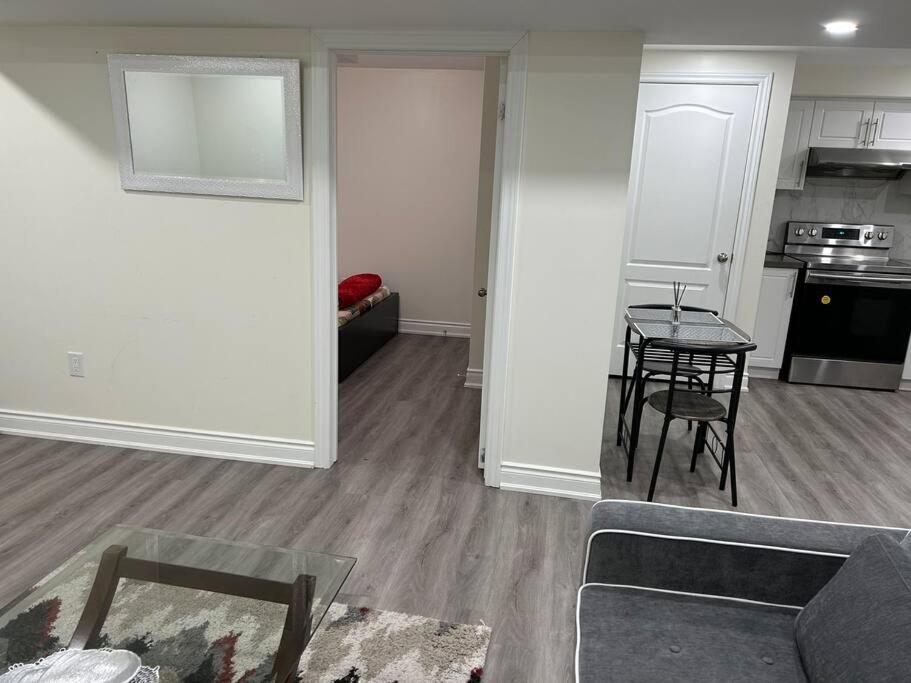 2 Bedroom Private Apartment With Private Entrance Brampton Eksteriør billede