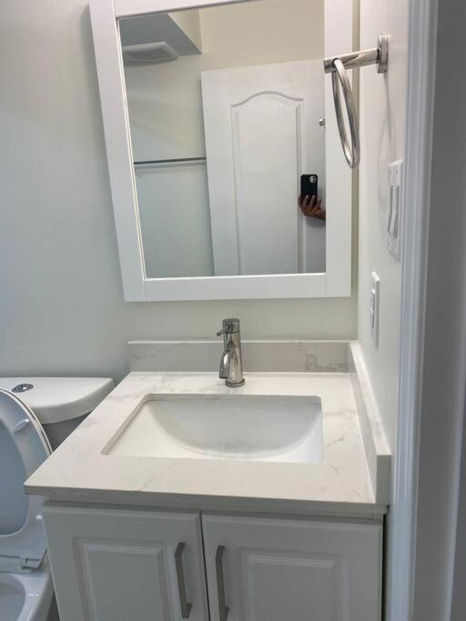 2 Bedroom Private Apartment With Private Entrance Brampton Eksteriør billede