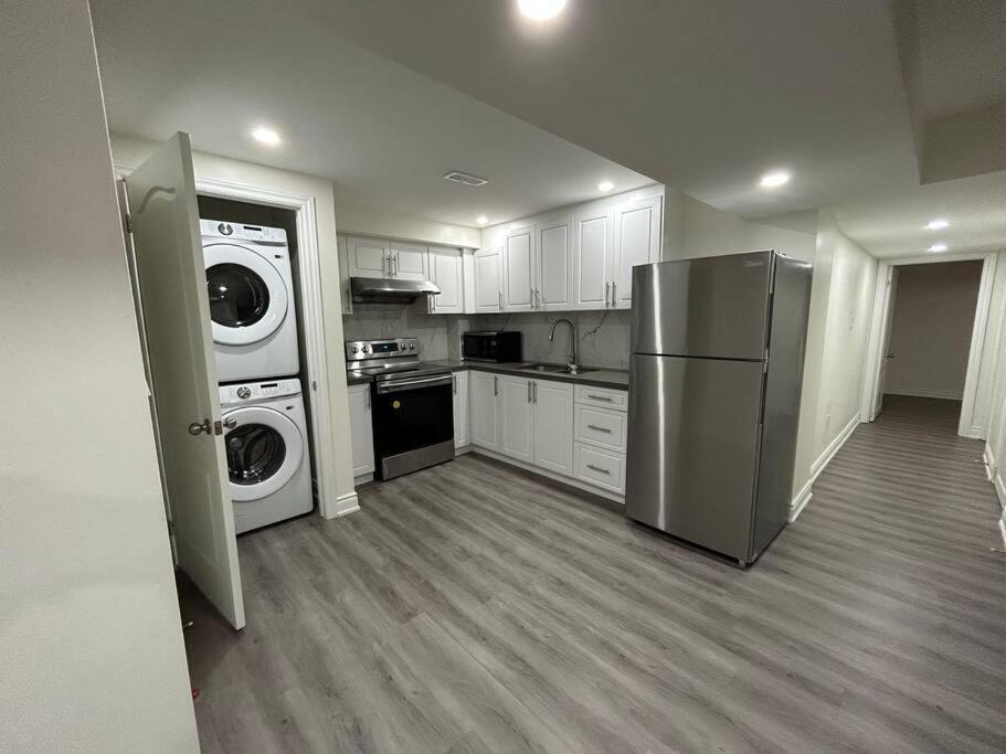 2 Bedroom Private Apartment With Private Entrance Brampton Eksteriør billede