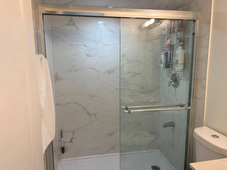 2 Bedroom Private Apartment With Private Entrance Brampton Eksteriør billede