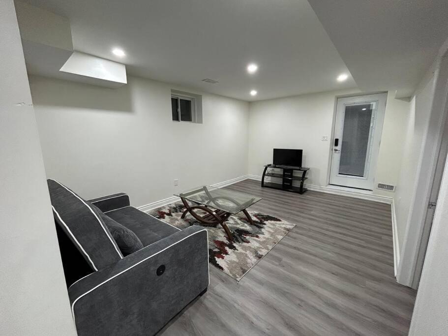 2 Bedroom Private Apartment With Private Entrance Brampton Eksteriør billede