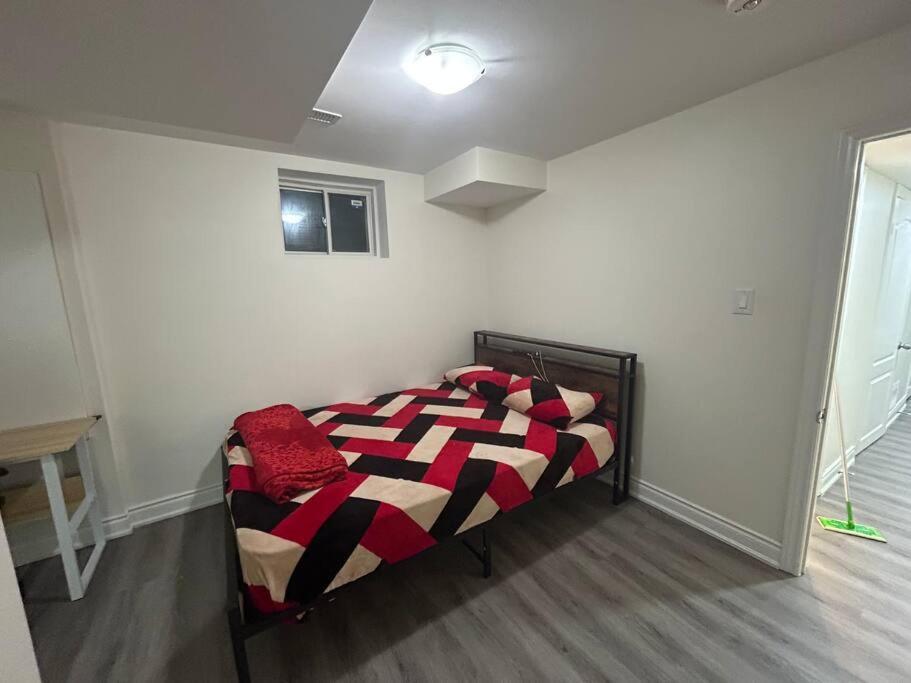 2 Bedroom Private Apartment With Private Entrance Brampton Eksteriør billede