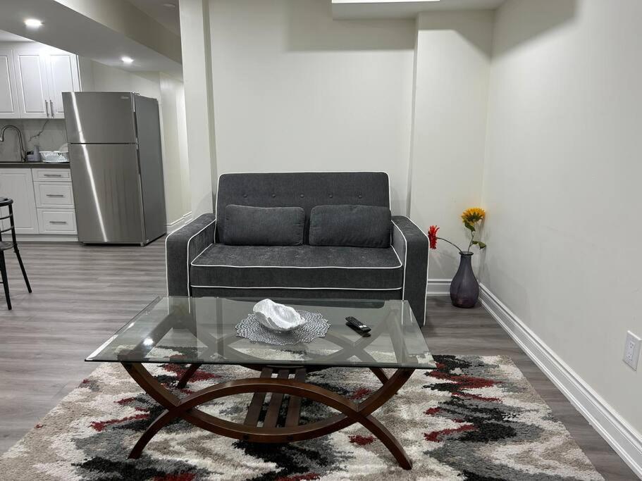 2 Bedroom Private Apartment With Private Entrance Brampton Eksteriør billede