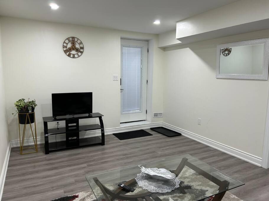 2 Bedroom Private Apartment With Private Entrance Brampton Eksteriør billede