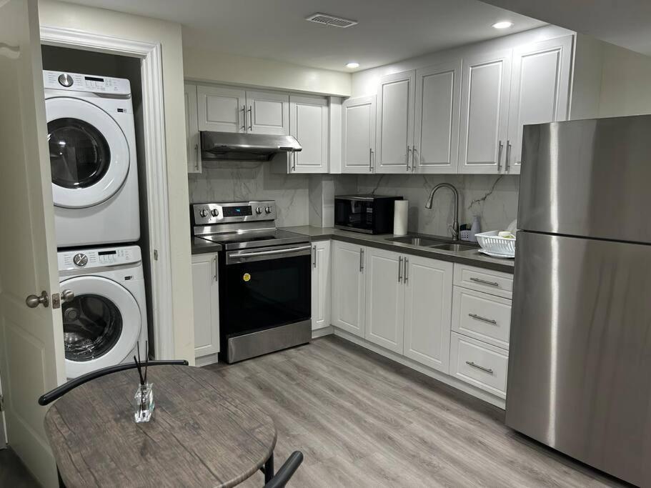 2 Bedroom Private Apartment With Private Entrance Brampton Eksteriør billede