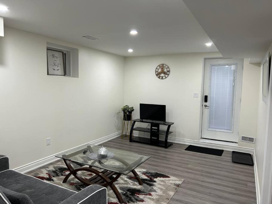 2 Bedroom Private Apartment With Private Entrance Brampton Eksteriør billede